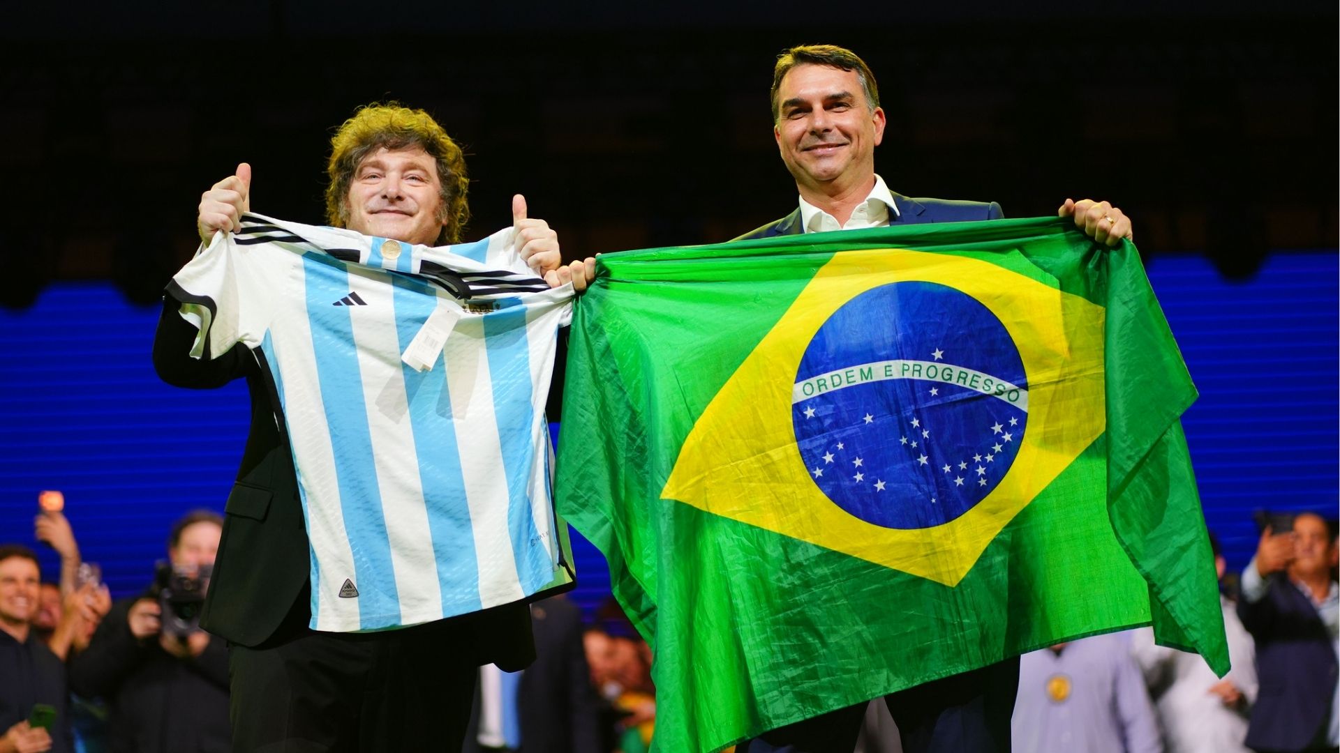 Presidente da Argentina, Javier Milei, posa ao lado de Flávio Bolsonaro.