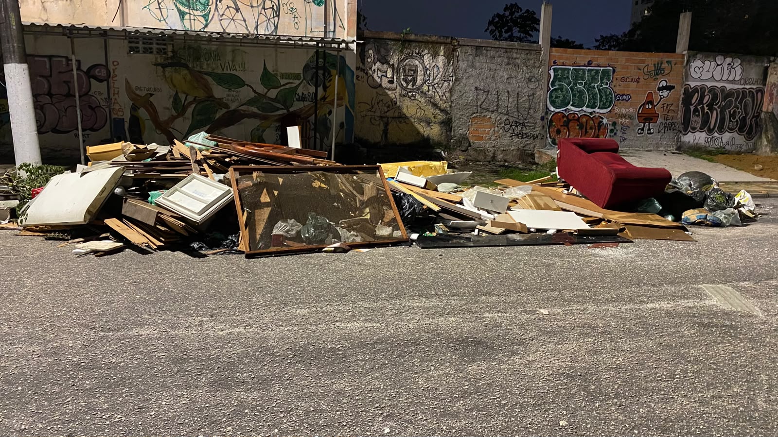 Imagem - Moradores denunciam acúmulo de lixo e entulho há mais de uma semana na Pedreira