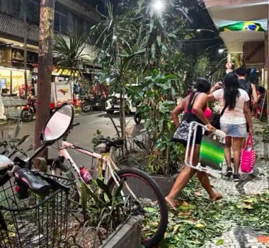 Imagem - Ventania causa apagão e paralisa transportes no Rio de Janeiro