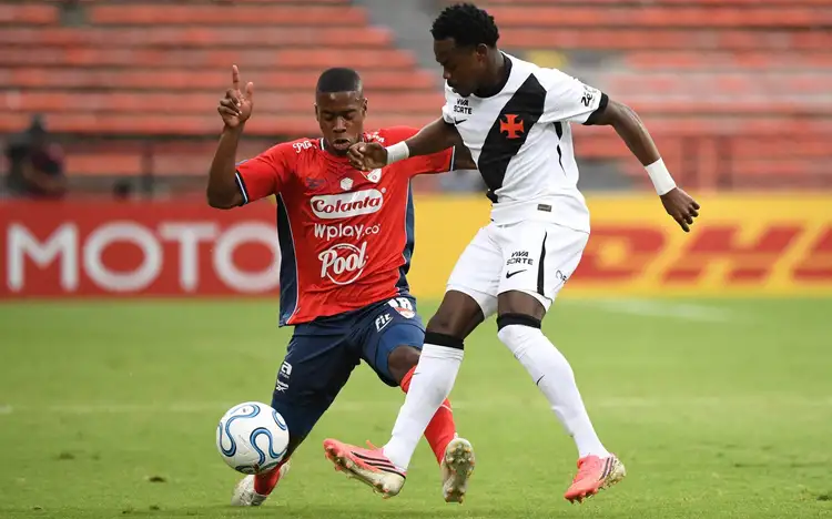 Andrés Gómez em campo na partida entre Vasco e Independiente Medellín -