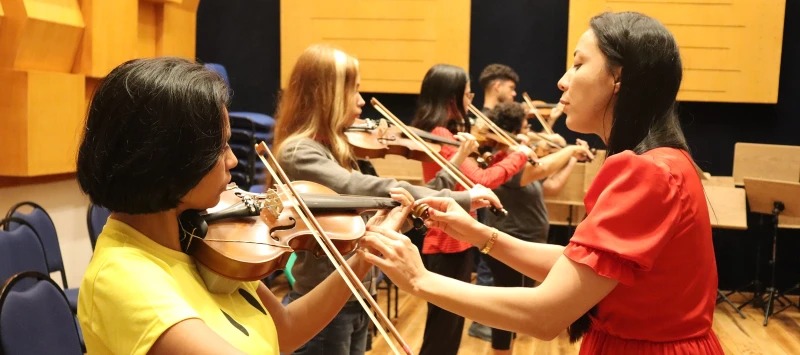Entre as modalidades disponíveis estão aulas de violão, guitarra, bateria, contrabaixo, violino, violoncelo e mais