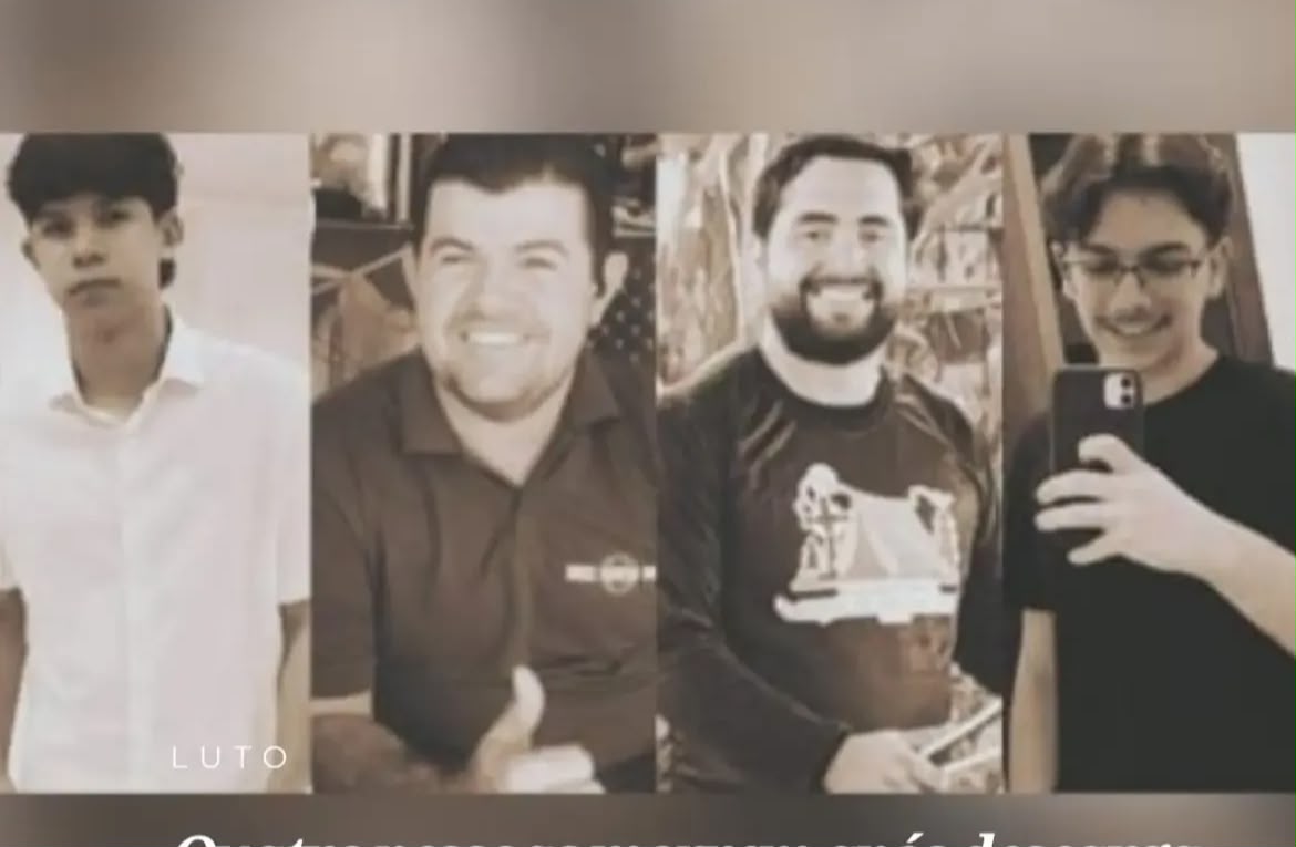 Quatro jovens morreram após serem atingidos por uma descarga elétrica durante a montagem de um acampamento religioso .