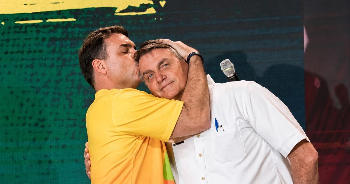 Flávio Bolsonaro e Jair Bolsonaro Juntos, em convenção política -