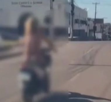 Imagem - Mulher é flagrada pilotando motocicleta sem roupas em rua de Itaituba