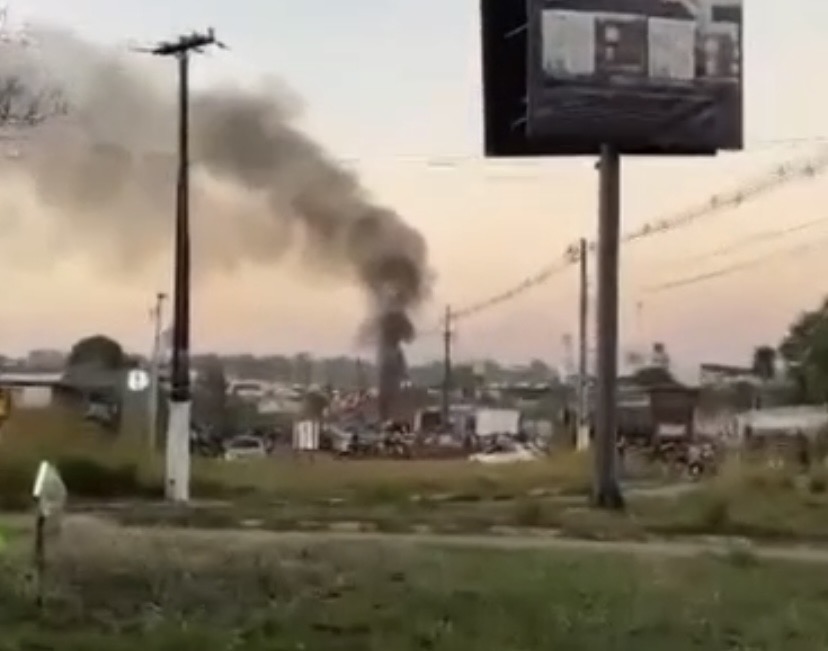 Durante a manifestação, os participantes utilizaram pneus em chamas para bloquear a passagem de veículos e chamar atenção para demandas da comunidade


