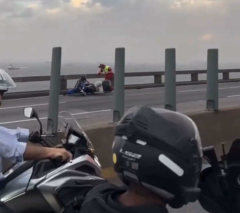 Imagens que circulam nas redes sociais mostram condutores parando no acostamento e se segurando nas motos para evitar serem derrubados pelas rajadas de vento

