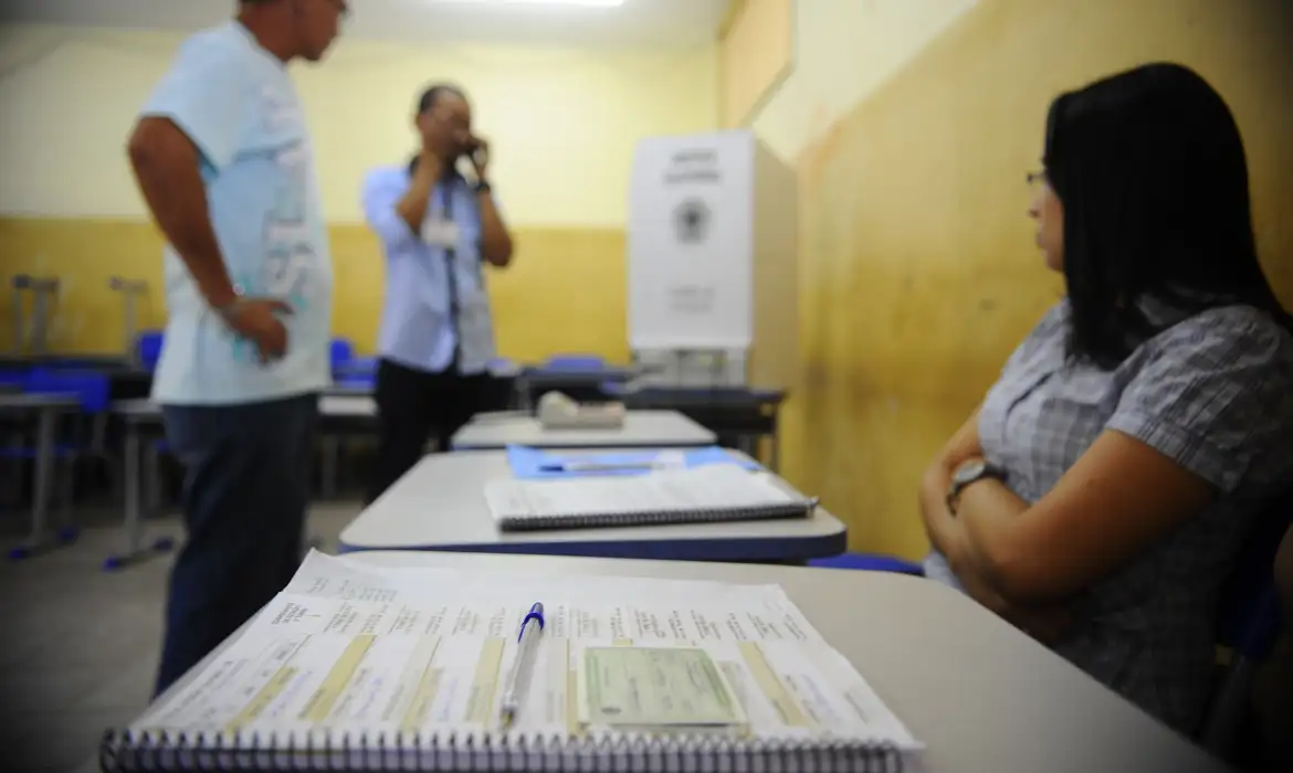 (Mesário em dia de ttrabalho durante as eleições no Brasil) 