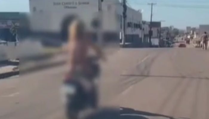 Mulher é flagrada pilotando motocicleta sem roupas em rua de Itaituba