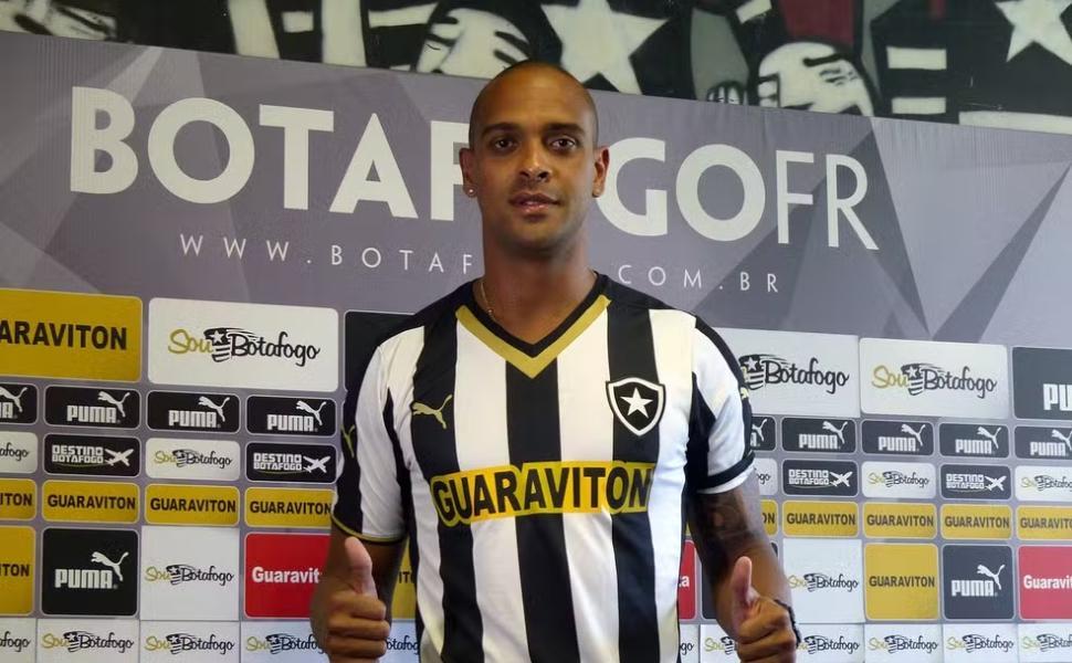 Tássio sendo apresentado no Botafogo, em 2015 -