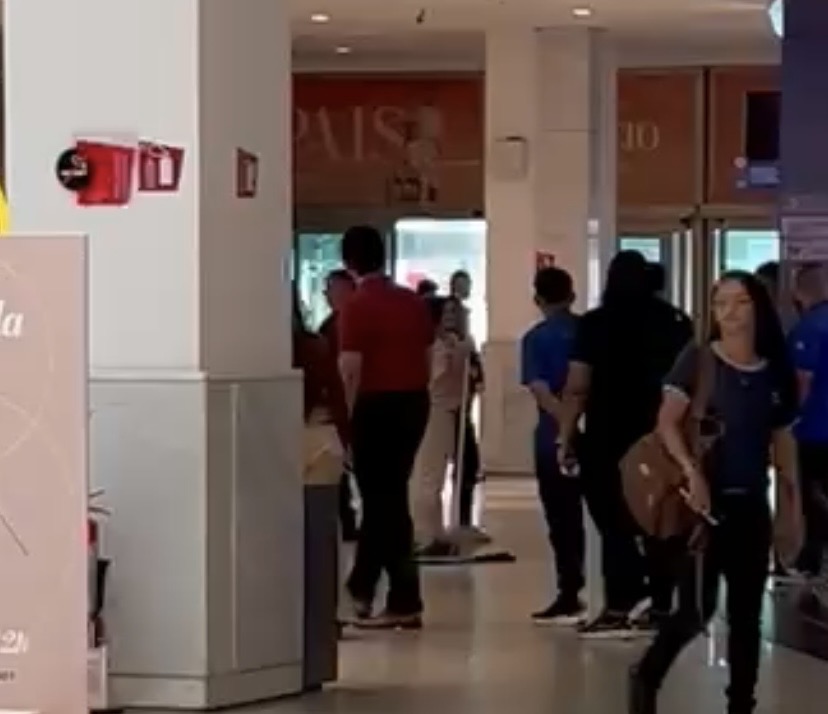 Ao notar que haviam sido descobertas, as mulheres abandonaram os aparelhos no chão e tentaram fugir.

