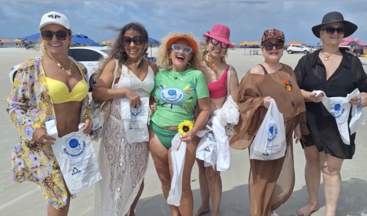 De férias no Atalaia, voluntárias do Instituto APB distribuíram saquinhos de lixo pela praia, em mais uma ação social. 

