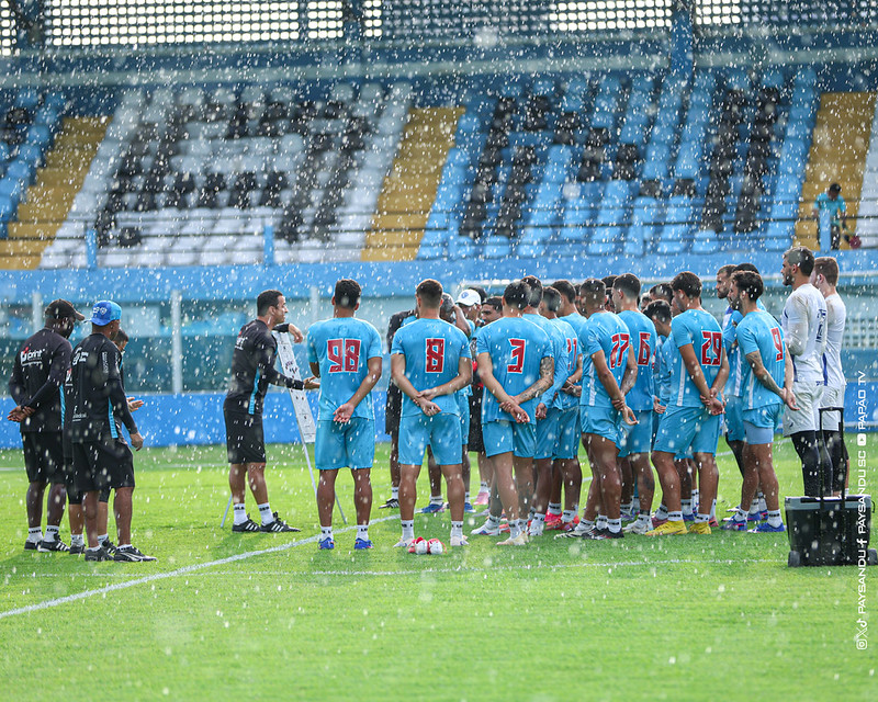Elenco bicolor reunido em sessão de treinos -