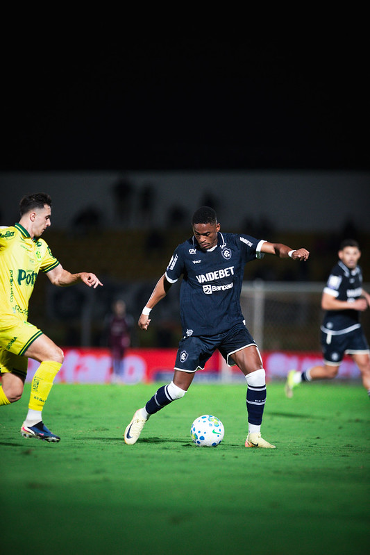Jajá atuando pelo Remo, contra a equipe do Mirassol