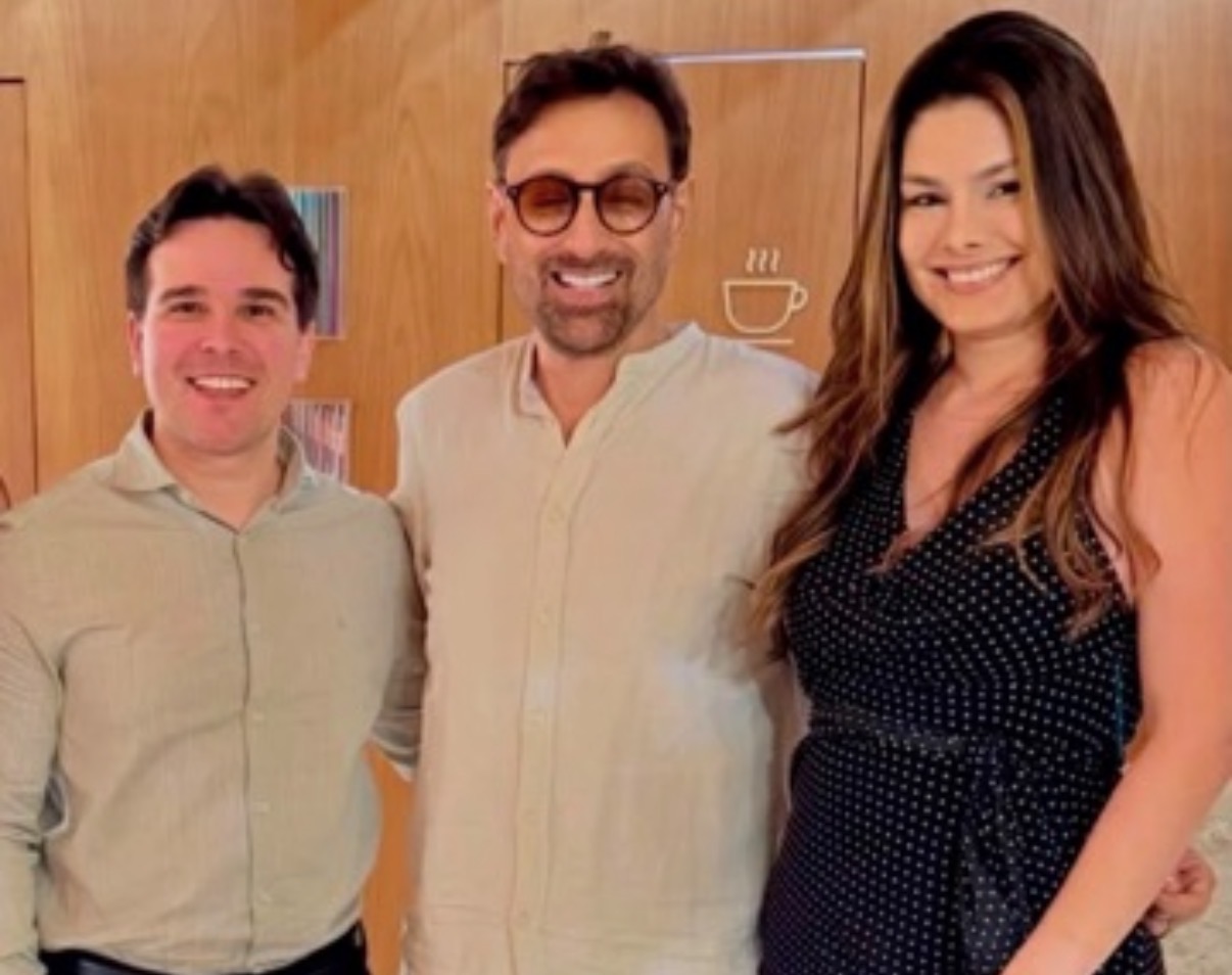 Jefferson Goldenberg, que na foto aparece ao lado dos médicos, Pablo Pimenta e Layse Souto, já voltou à ativa, após uma pequena cirurgia. Jeffersom está bombando nas redes sociais, com o seu novo canal de notícias. 
