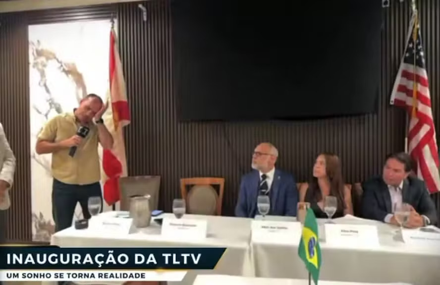(O ex-deputado federal Eduardo Bolsonaro (PL) chorou publicamente ao mencionar o temor de ser preso e ao alegar que sua família é vítima de uma suposta perseguição no Brasil.)