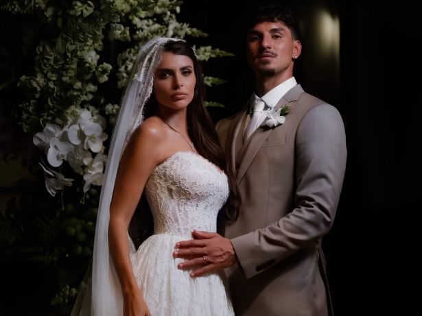 Os rumores sobre a gestação já circulavam nas redes sociais, mas o casal manteve a novidade em sigilo até a cerimônia

