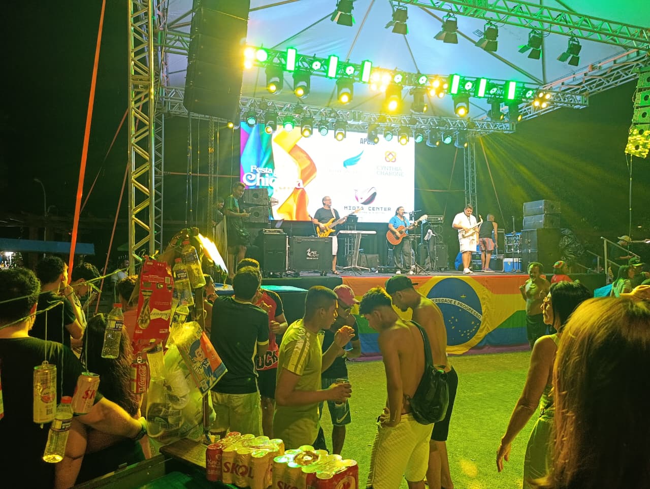 Show na Festa da Chiquita Verão, em palco armado na Praia do Chapéu Virado, em Mosqueiro