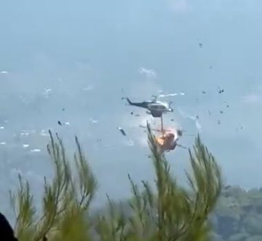 Imagem - Helicópteros colidem no ar durante combate a incêndio perto de Atenas na Grécia