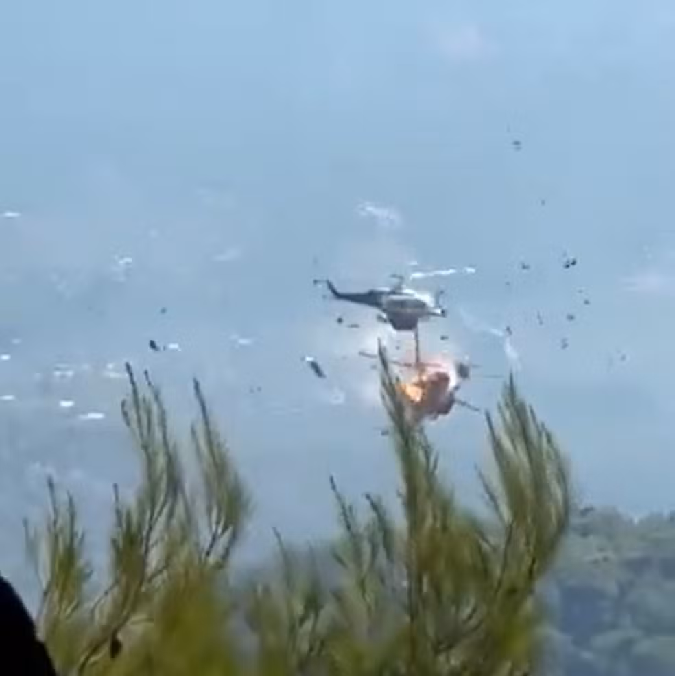 (Após a batida, um dos helicópteros explode antes de cair, enquanto o outro perde o controle e também despenca.)