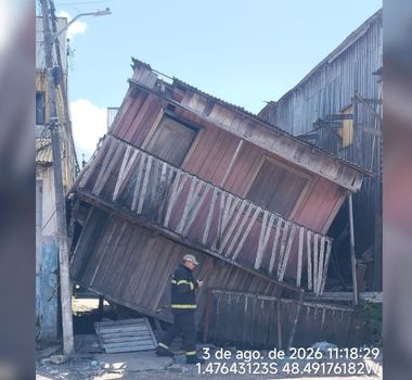 Imagem - Casa de madeira tomba e assusta moradores no bairro do Jurunas, em Belém