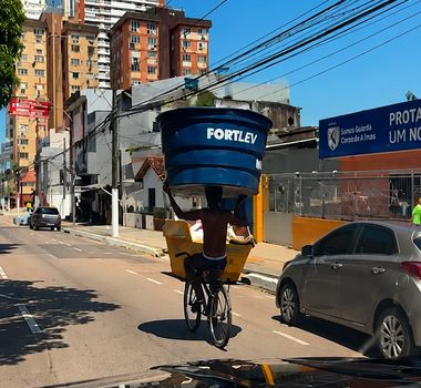 Imagem - Vídeo: homem se arrisca ao transportar caixa d'água na cabeça em via movimentada de Belém
