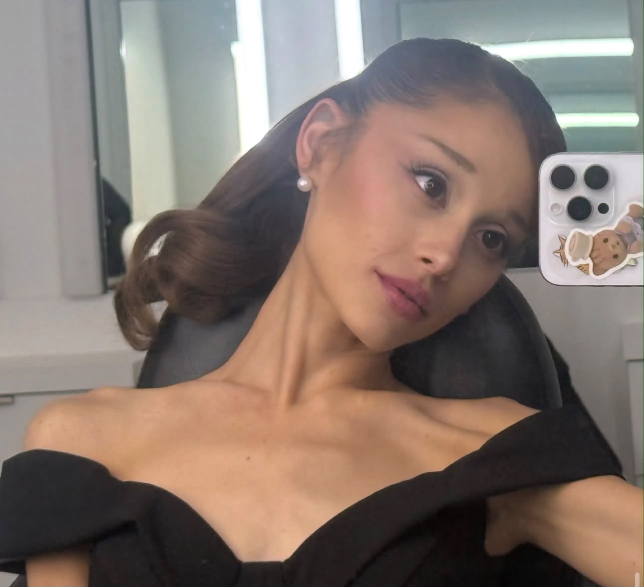 Ariana Grande - 