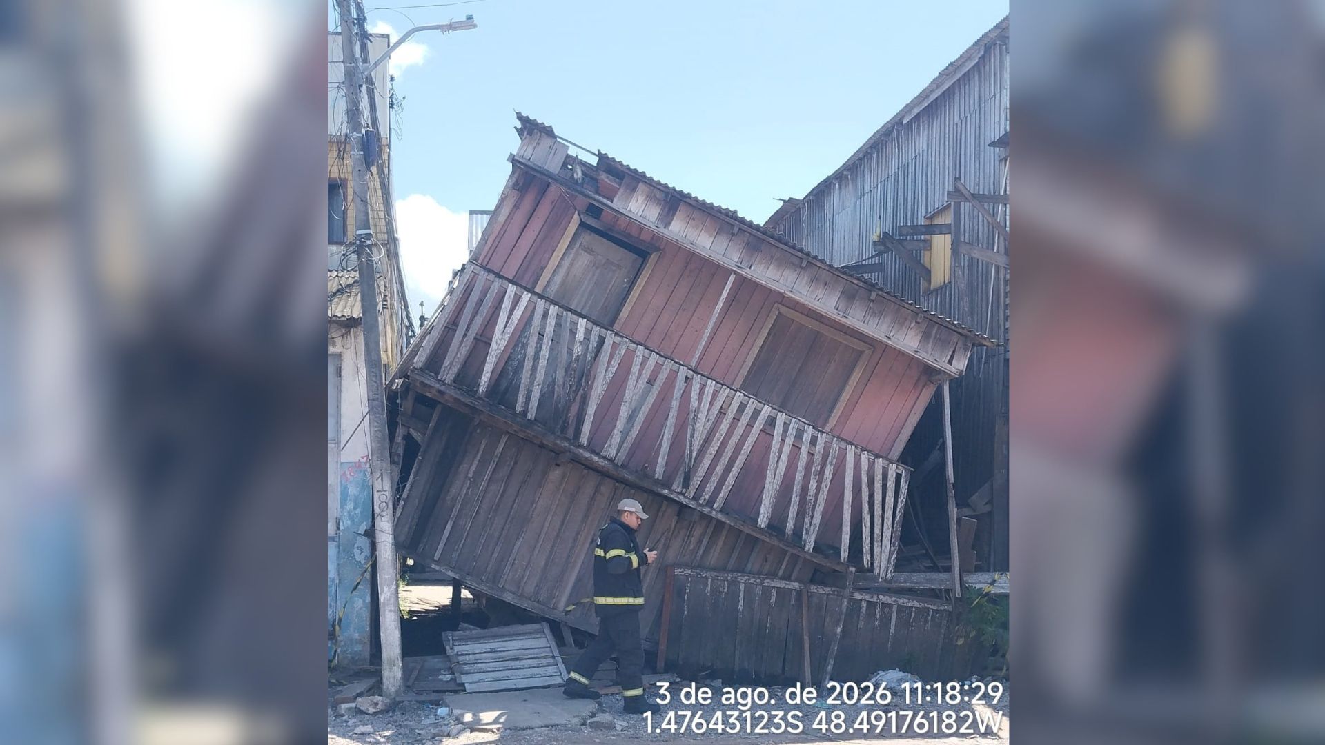 Casa de madeira tomba e assusta moradores no bairro do Jurunas, em Belém