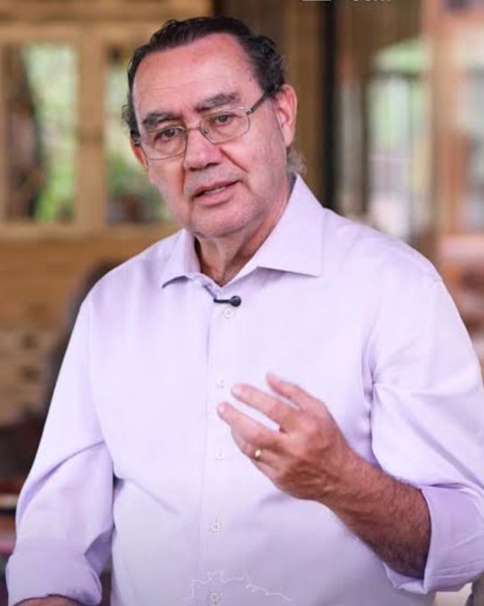 (Escritor e psiquiatra, Augusto Curry)