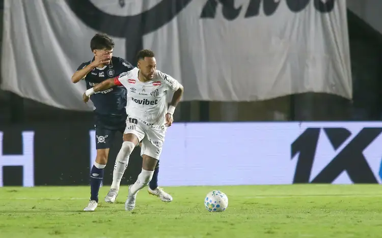 Neymar em ação durante Santos x Remo -