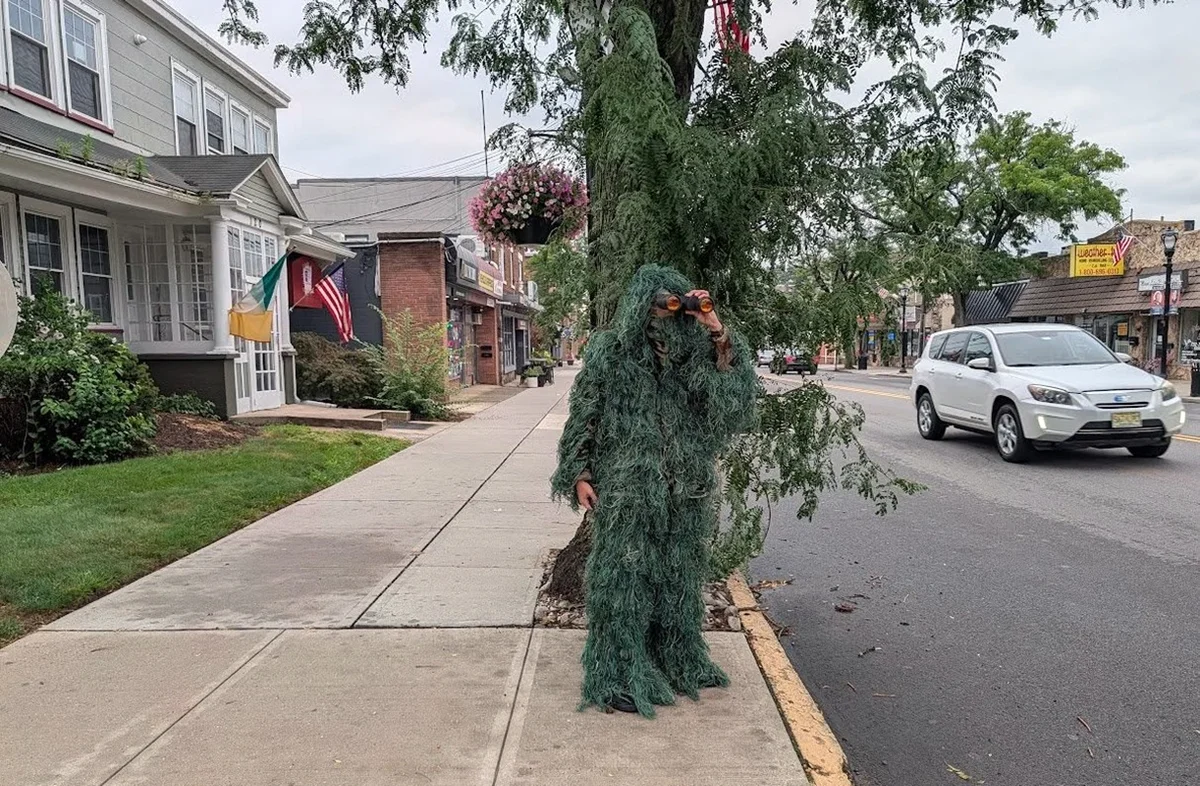 (Um agente do Departamento de Polícia de Dunellen, em Nova Jersey (EUA), usou uma camuflagem inusitada para flagrar motoristas que usavam o celular enquanto dirigiam.)