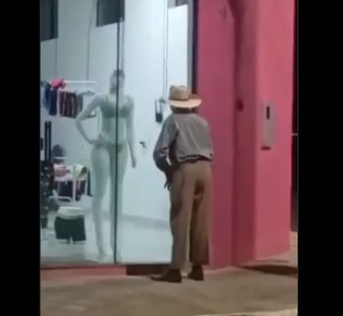 Imagem - Vídeo: Idoso é flagrado se masturbando em frente a manequim de loja