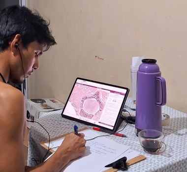 Imagem - Indígena que caminhava 8 km para estudar conquista 1º lugar em medicina na UFPA