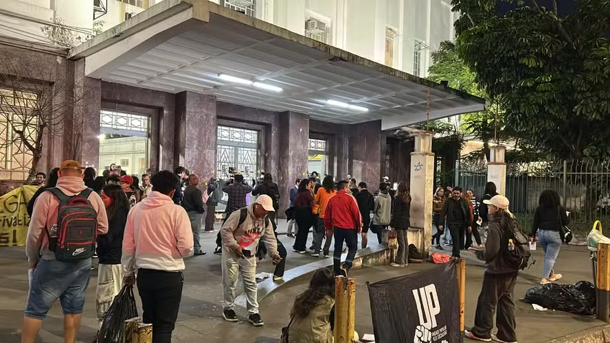 A mobilização ocorre em meio a impasses entre trabalhadores e o governo estadual. Até o momento, não há previsão oficial para o encerramento da paralisação

