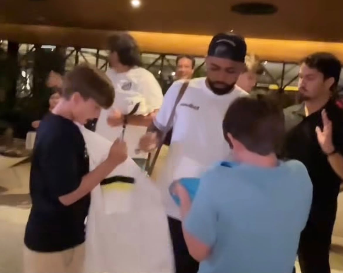 Gabigol autrografa camisas de torcedores em Belém - 