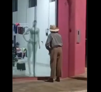Idoso é flagrado se masturbando em frente a manequim de loja