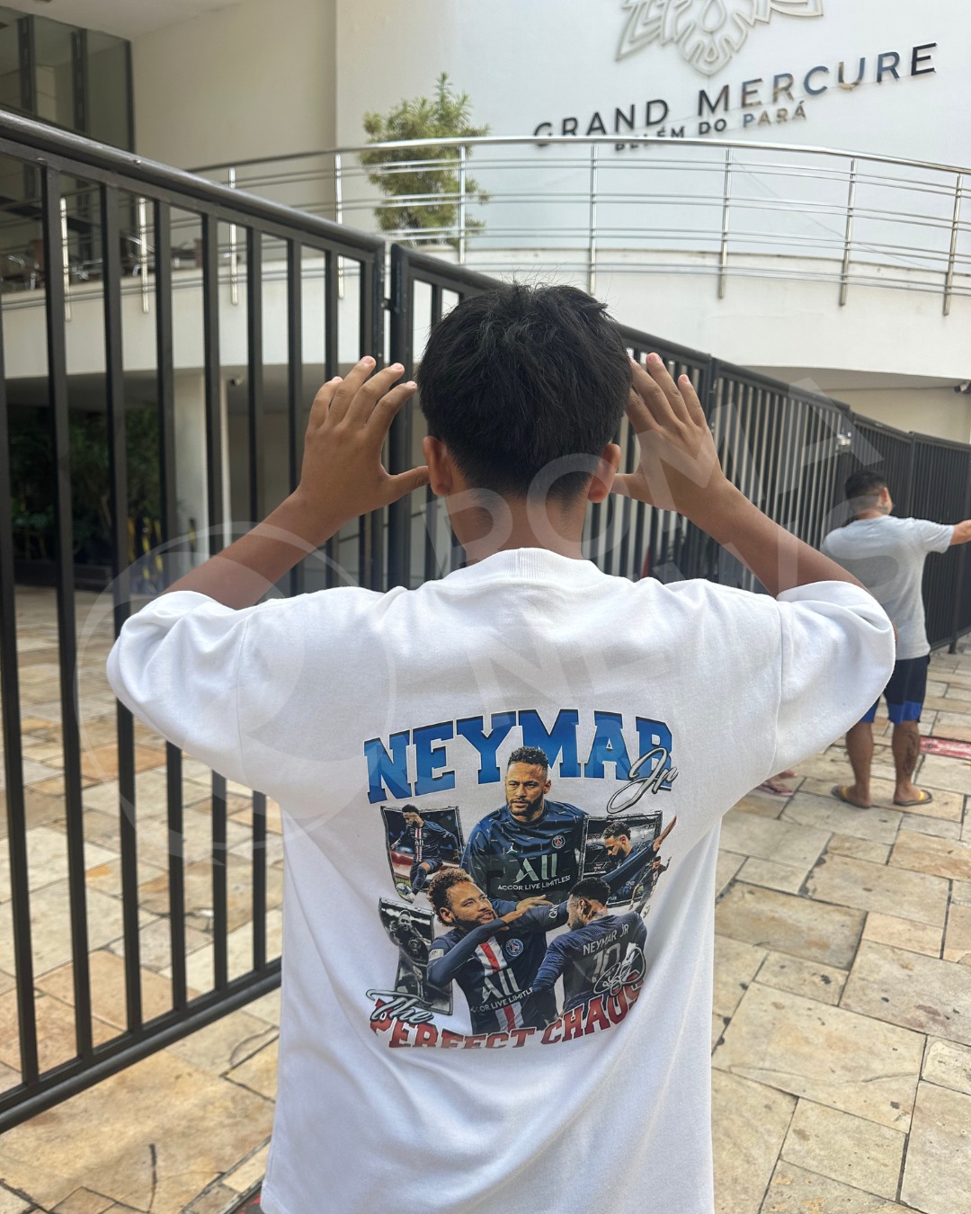 Menino Talysom com a camisa em alusão a Neymar -