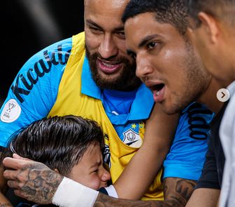 Imagem - Neymar abraça fã mirim do Remo no gramado do Mangueirão e vídeo viraliza