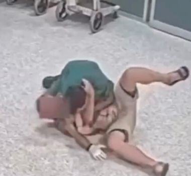 Imagem - Enfermeiro e faixa preta usa jiu jitsu para imobilizar paciente agressivo