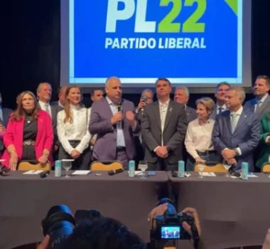Imagem - No fim do prazo, Flávio Bolsonaro fecha chapa com deputado Alfredo Gaspar como vice