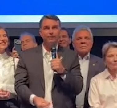 Imagem - Flávio Bolsonaro diz que teve duas filhas para que elas cuidem dele na velhice