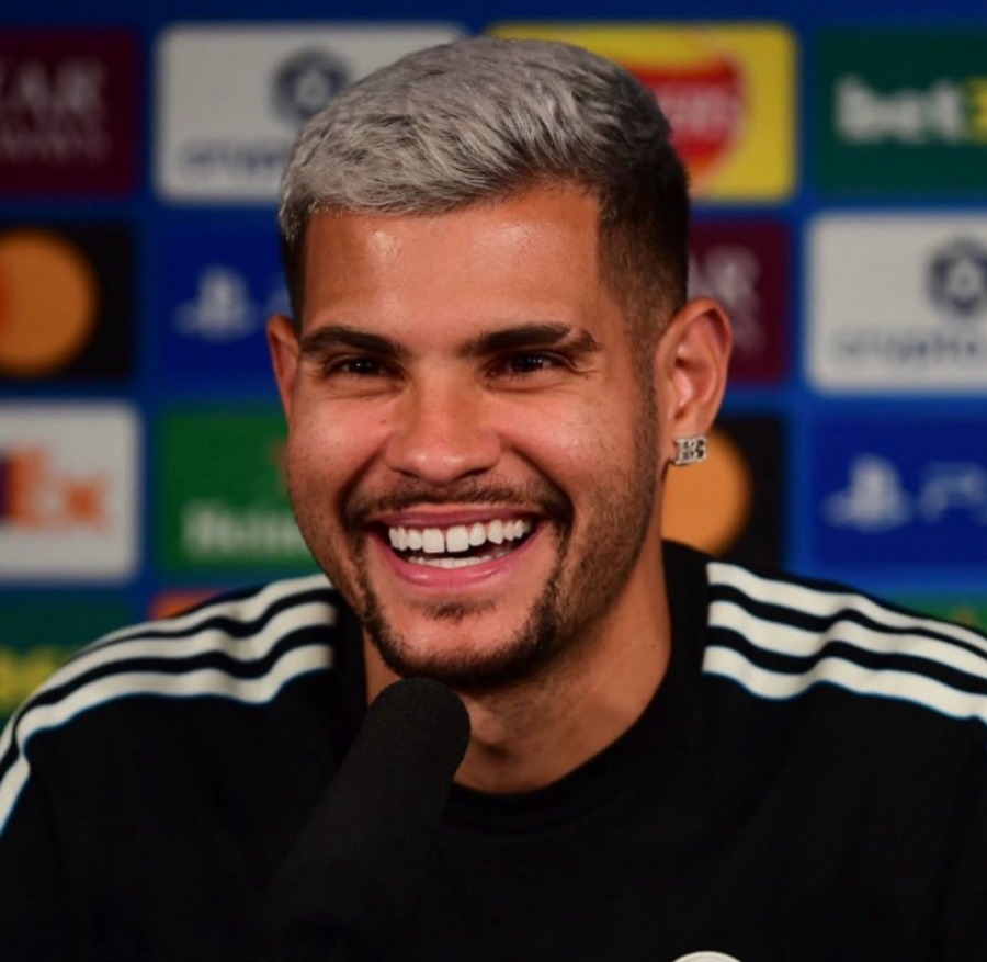 Bruno Guimarães concedendo entrevista coletiva -