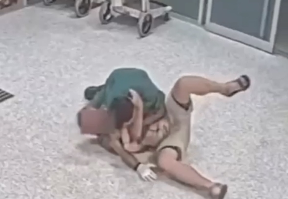 Enfermeiro e faixa preta usa jiu jitsu para imobilizar paciente agressivo

