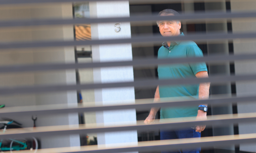 Ex-presidente Jair Bolsonaro na casa onde ele cumpre prisão domicilia.