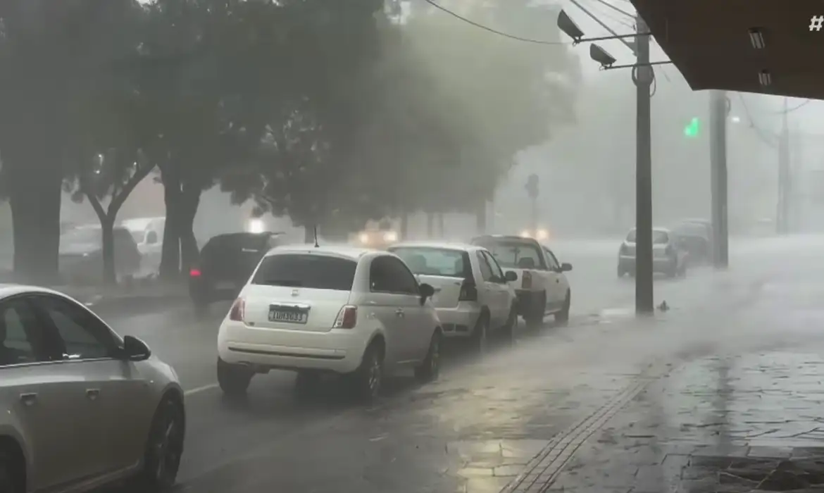 Fenômeno pode provocar tempestades, ventos fortes, granizo e queda nas temperaturas entre quinta-feira (6) e sábado (8).