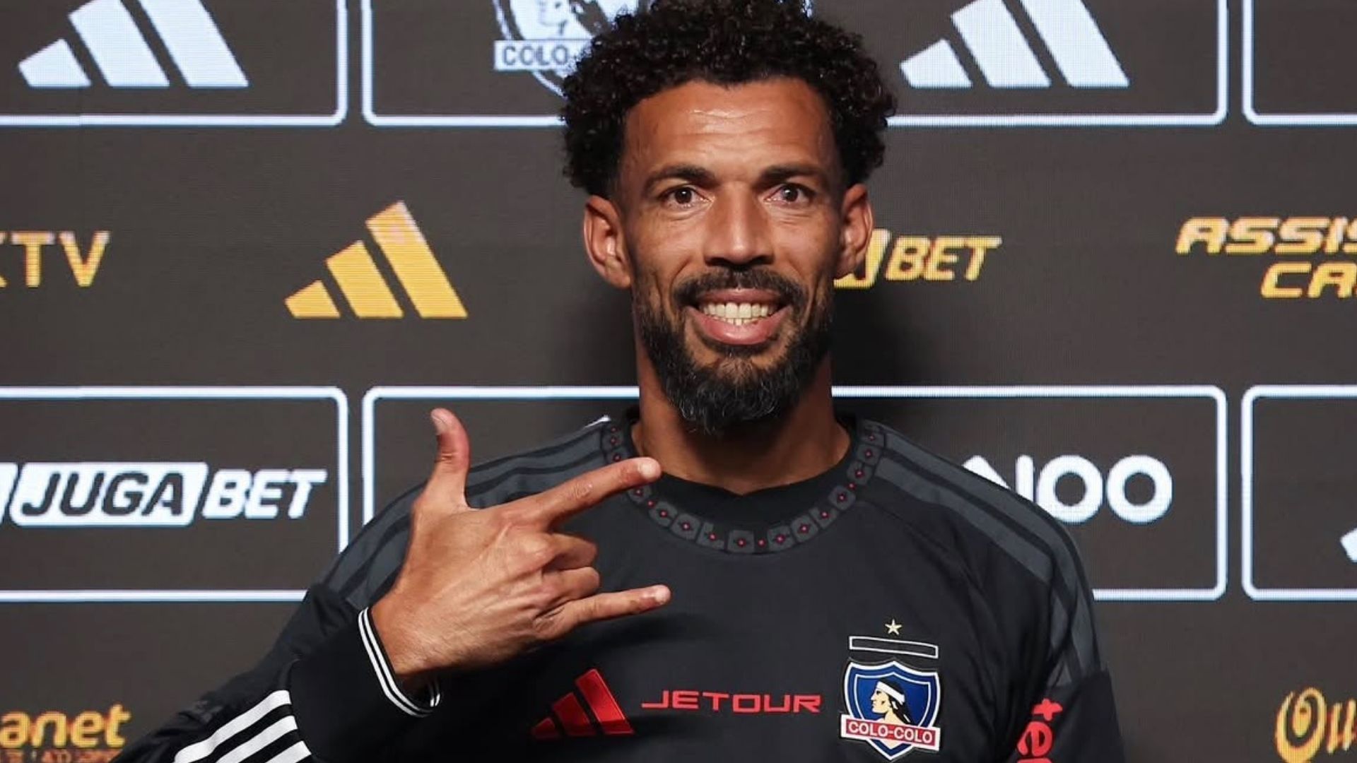 Goleiro cabo-verdiano Vozinha, recém-contratado pelo Colo-Colo, durante sua apresentção oficial pelo clube.
