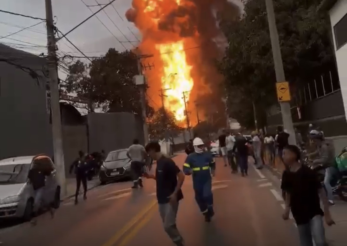 Incêndio de grandes proporções destrói fábrica de produtos químicos em São Paulo