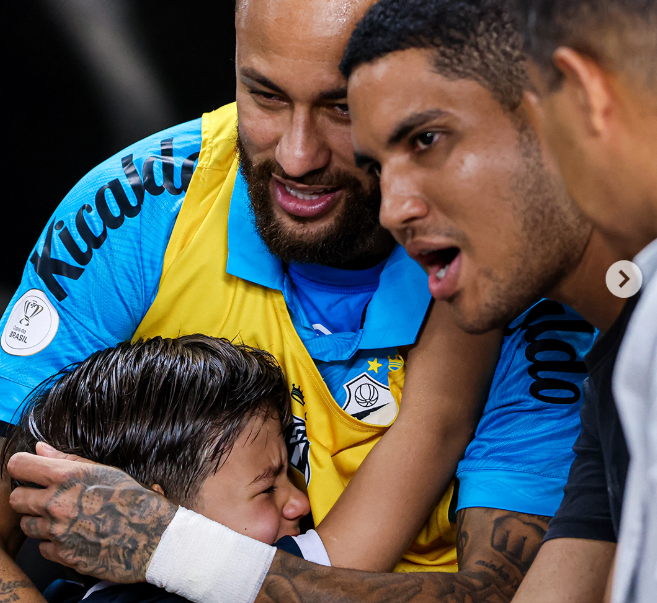 Neymar abraça menino Heitor