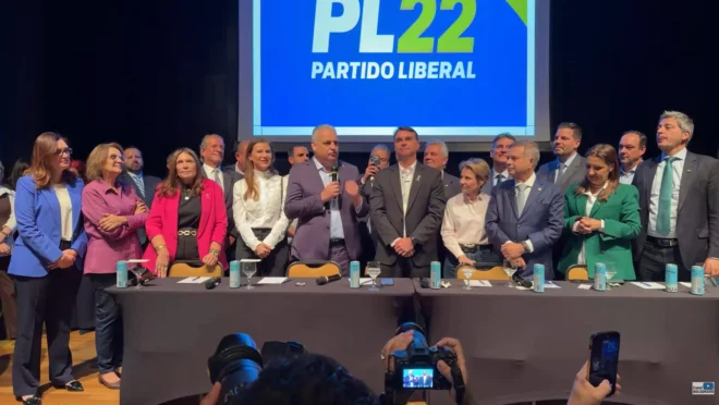 No fim do prazo, Flávio Bolsonaro fecha chapa com deputado Alfredo Gaspar como vice