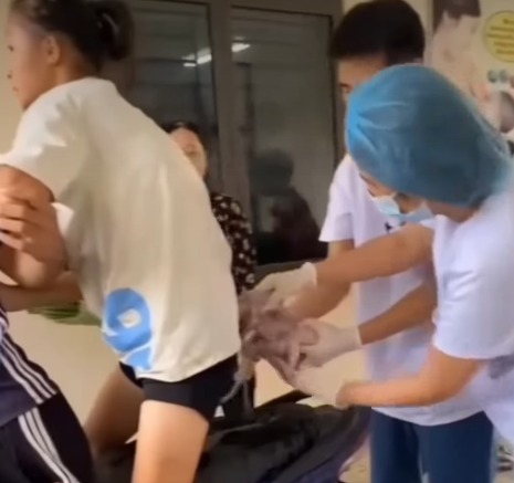 (O parto evoluiu de forma tão rápida que, ao chegar à unidade de saúde, a mulher deu à luz ainda na motocicleta, na entrada do hospital, antes mesmo de conseguir descer do veículo.)
