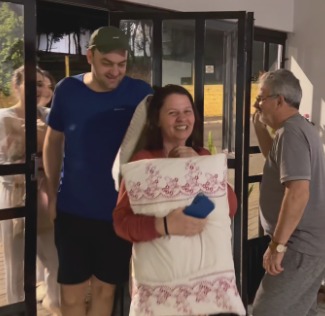 Imagem - Irmãos voltam à casa da infância para comemorar aniversário de 74 anos do pai